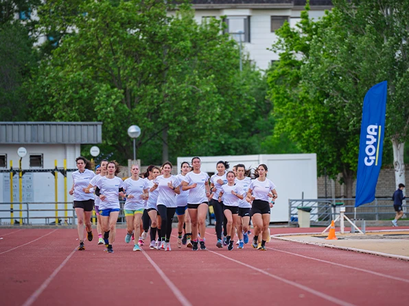 Mujeres preparándose para la Carrera de la Mujer, patrocinada por Goya Europa