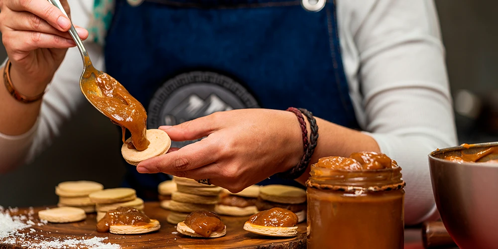 persona cocinando alfajores con dulce de leche