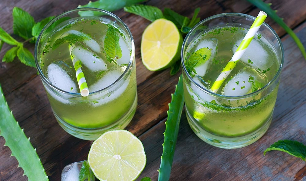 bebida de aloe vera con fruta y menta