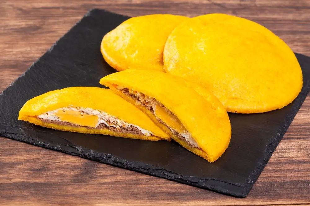 arepa colombiana de huevo