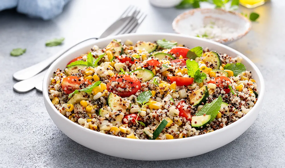 ensalada de quinoa con tomate y calabacín