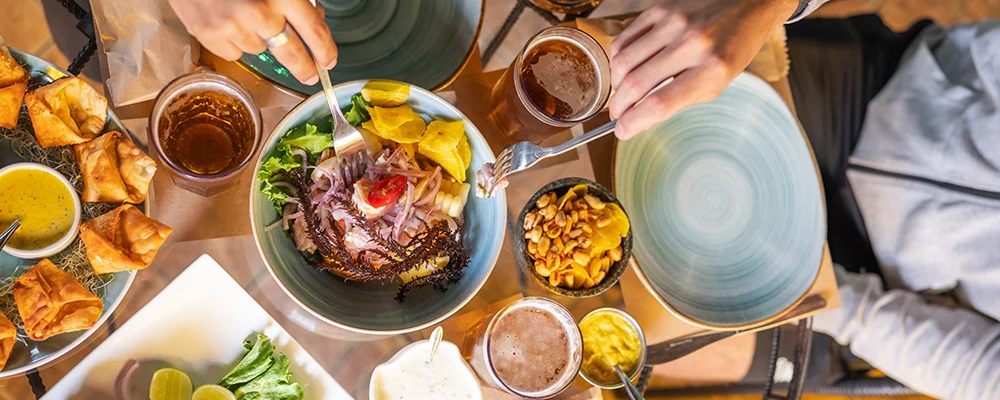 familia comiendo platos típicos latinos