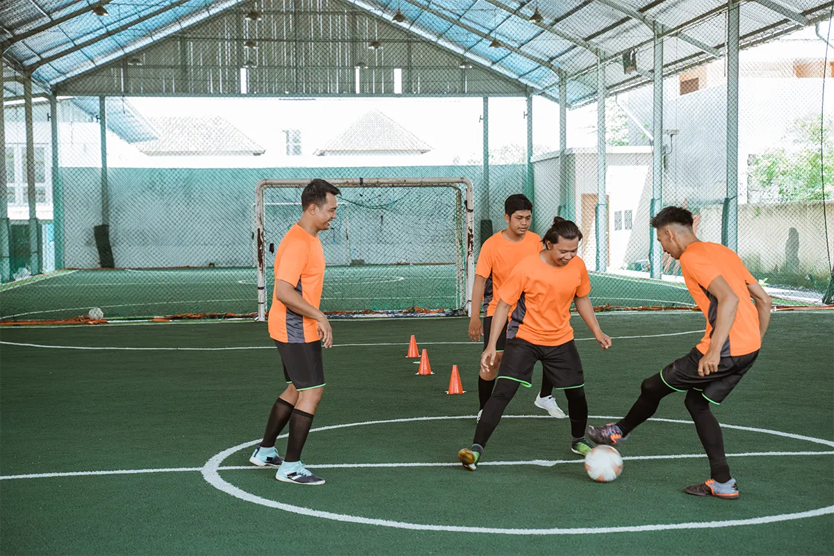 jugadores practicando fútbol sala