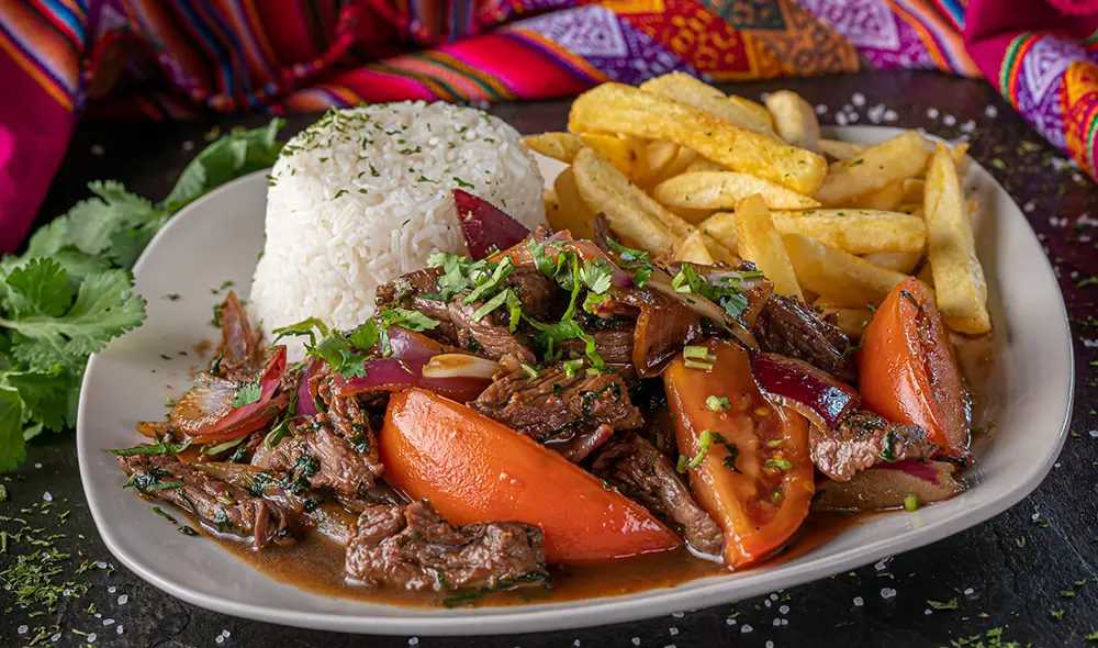 plato de lomo saltado típico de Perú
