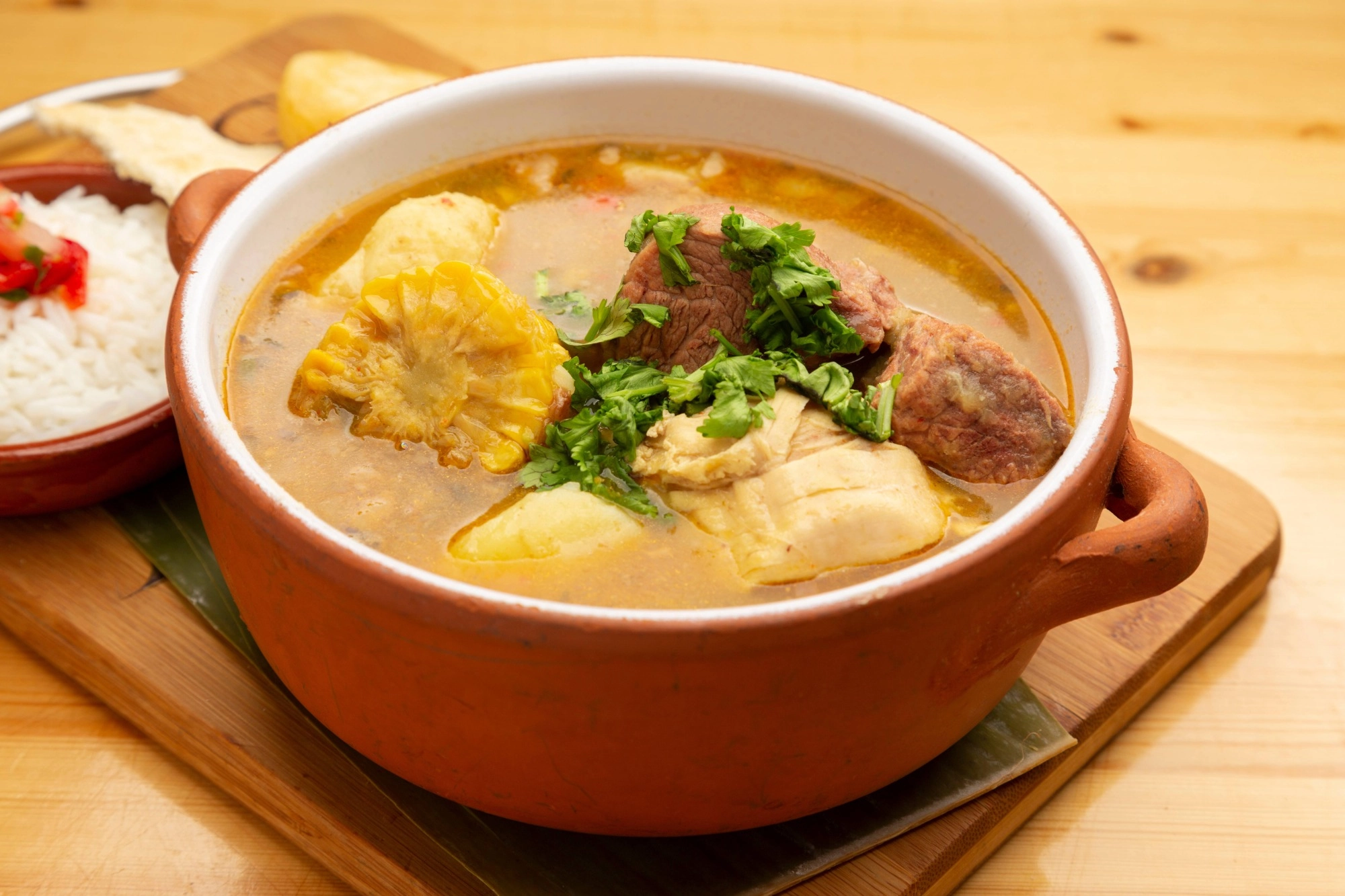 olla de sopa de sancocho colombiano con yuca