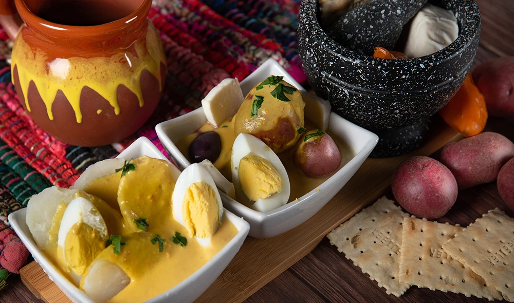 plato de papa a la huacaína típico de Perú