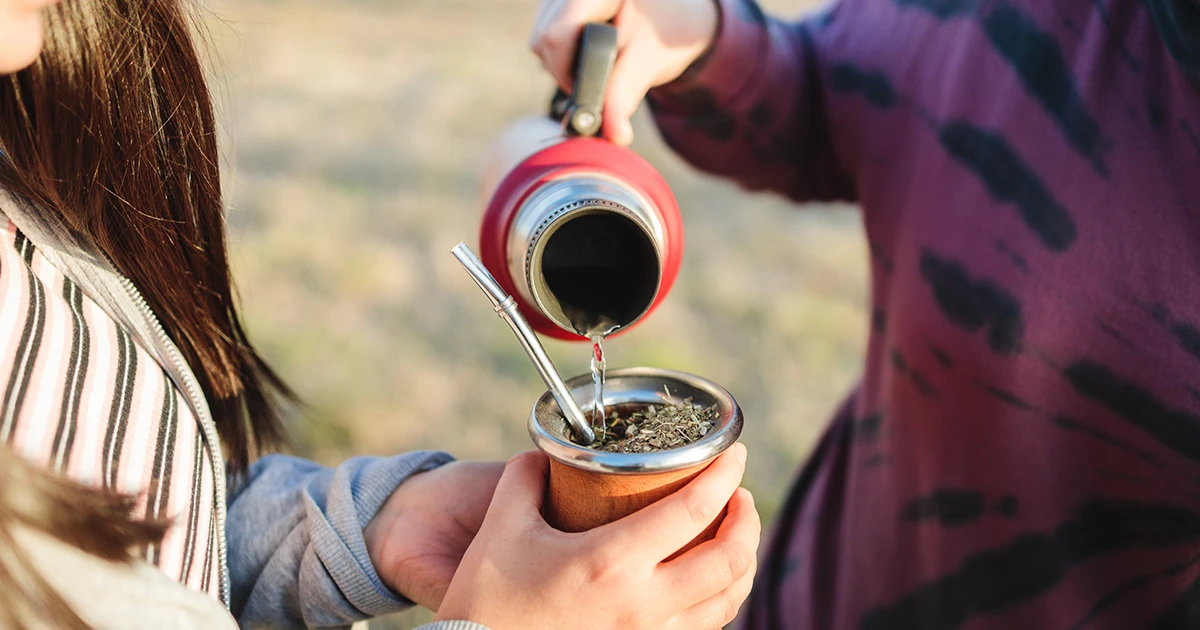 Dos personas compartiendo yerba mate