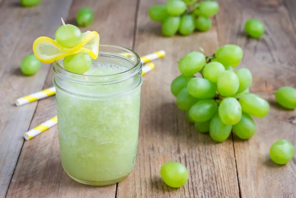 zumo de limón y uvas