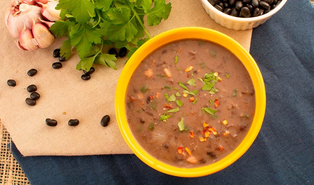 sopa de frijoles clásica de la cocina latina