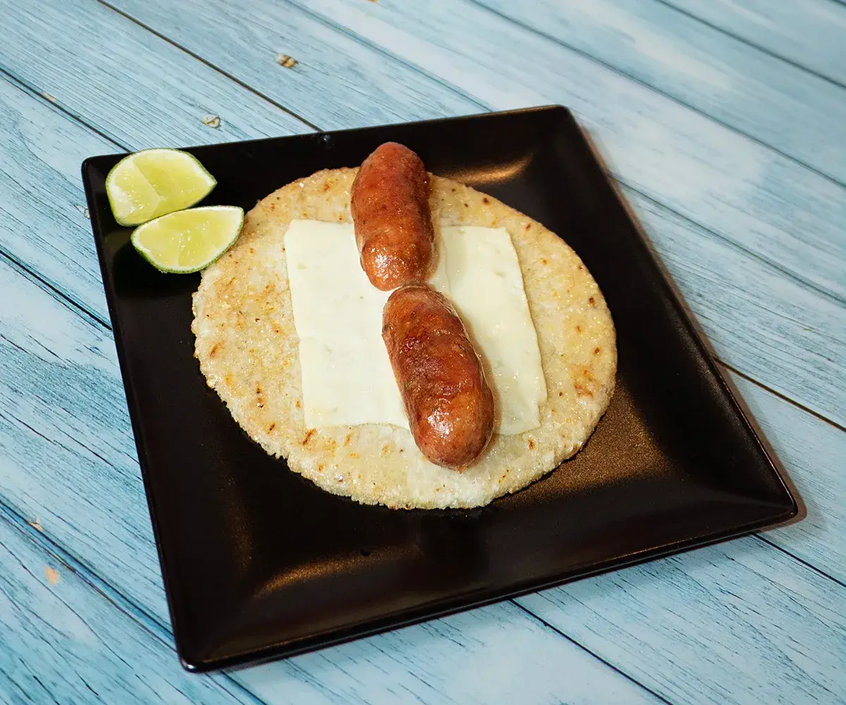 Arepa con chorizo antioqueño