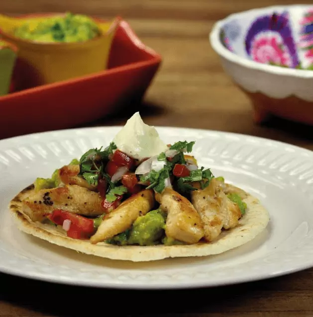 Arepa de maíz con pollo y ají amarillo