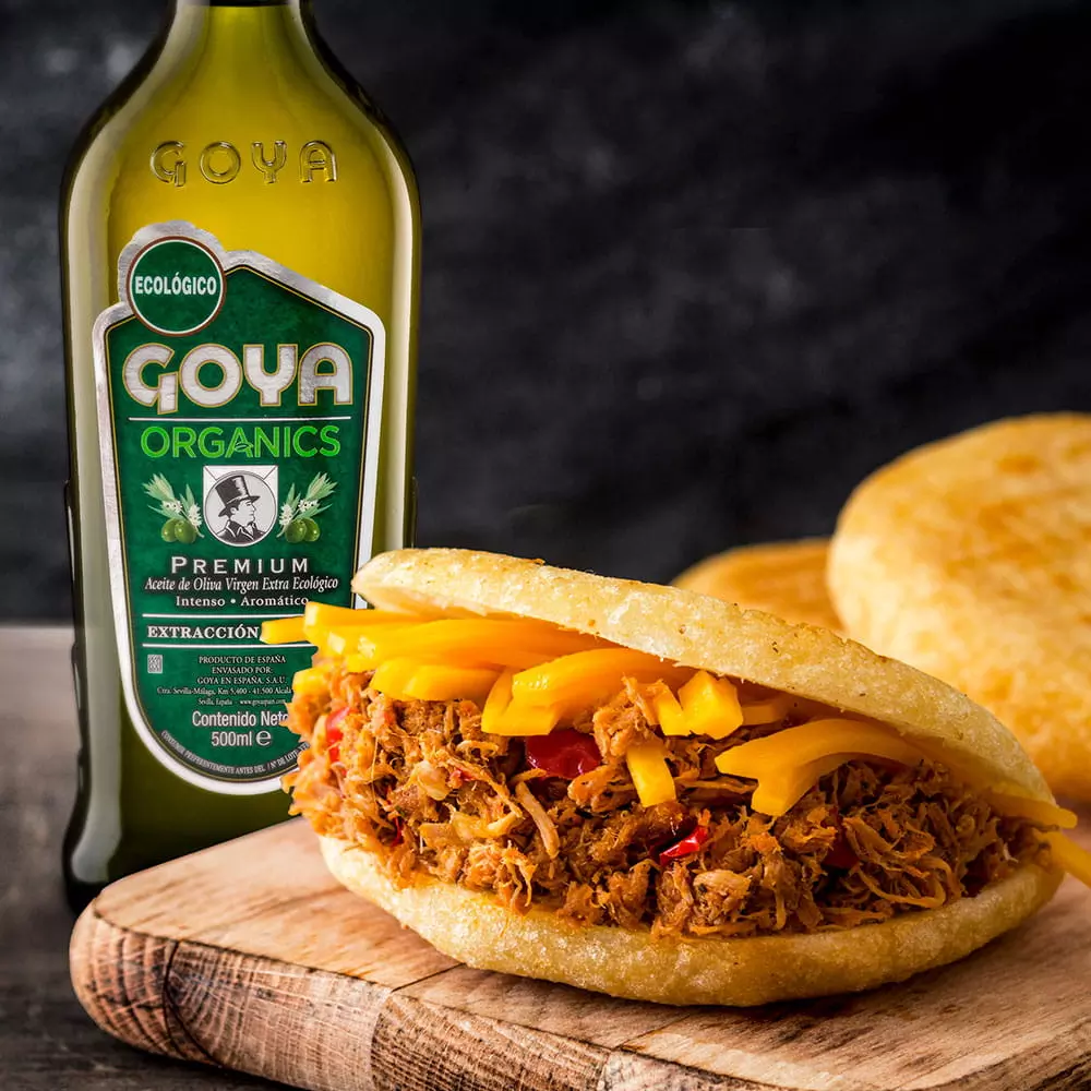 Receta de Arepas con carne mechada y queso gouda