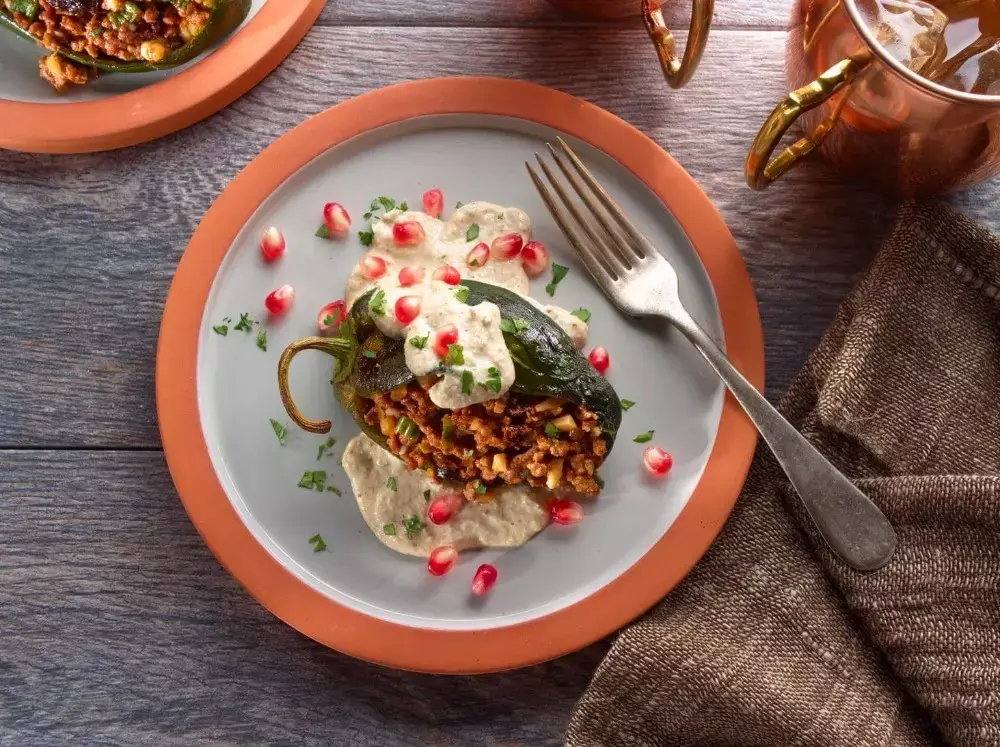 Pimientos Poblanos Rellenos en Salsa de nuez