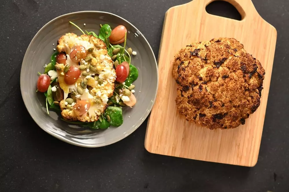 Coliflor asada con chipotle y vinagreta de alcaparras