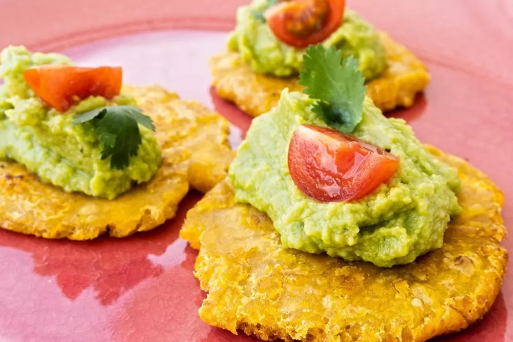 Tostones con crema de aguacate