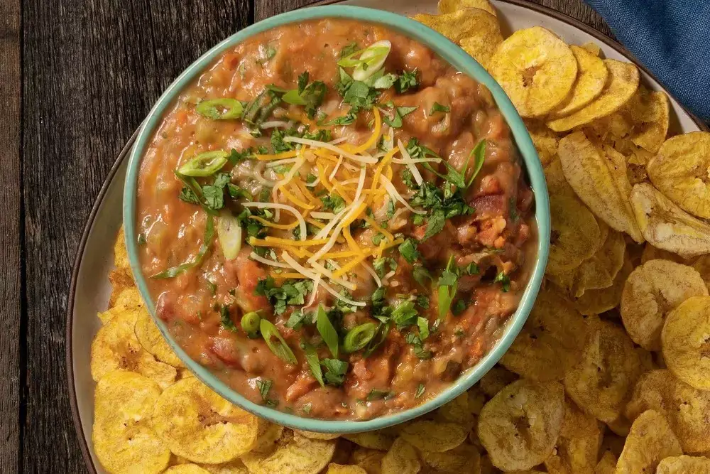 Dip de chorizo picante caliente con chips de plátano maduro