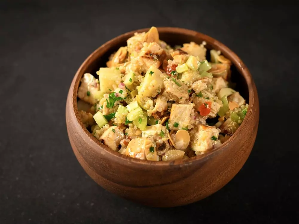 Ensalada de pollo a la parrilla con vinagreta de salmuera de oliva