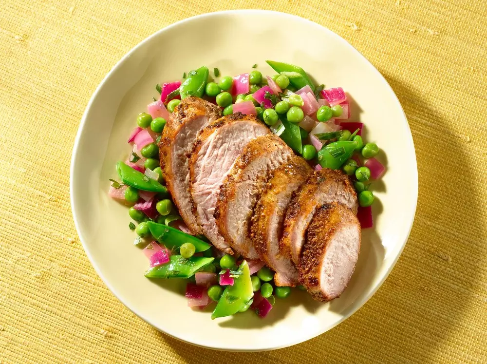Lomo de cerdo con ensalada primaveral con guisantes-image