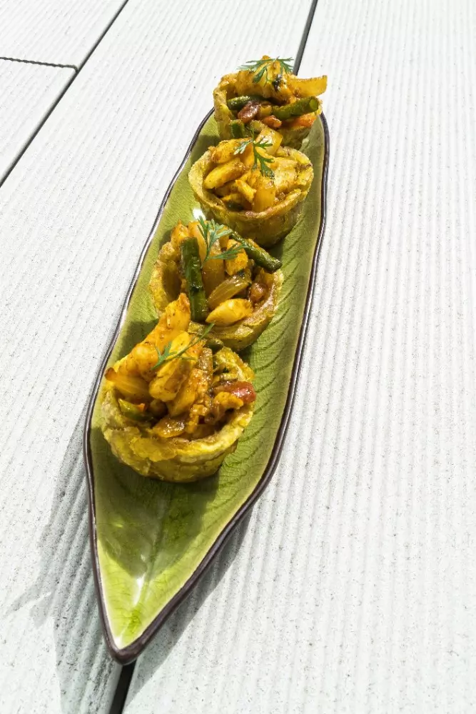 Picadillo de paiche con tostones