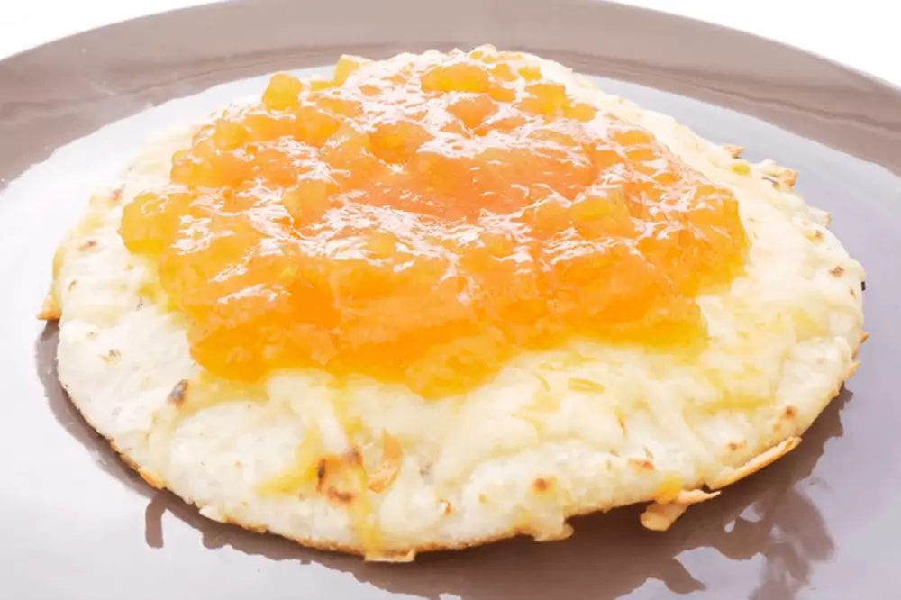 Arepas de Maíz Blanco con Queso y Mermelada de Maracuyá