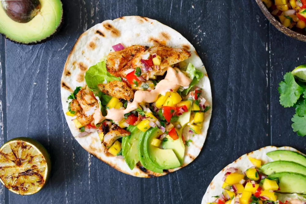 Tacos de pescado con melocotón