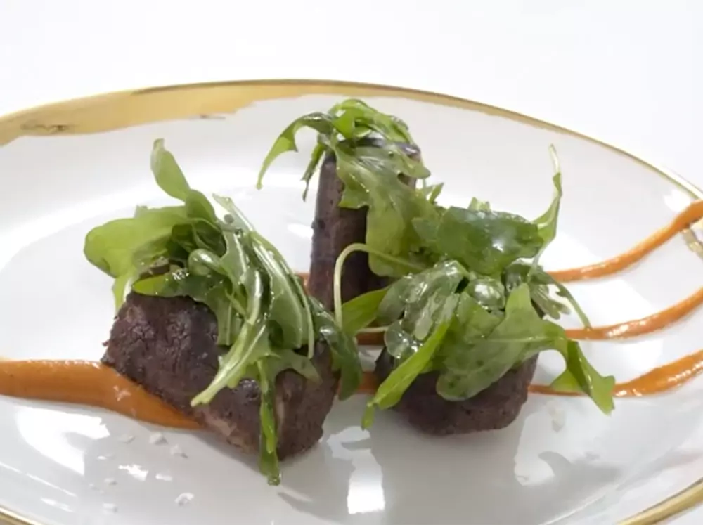 Yuca asada en jugo de frijoles negros con achiote y crema de mamey